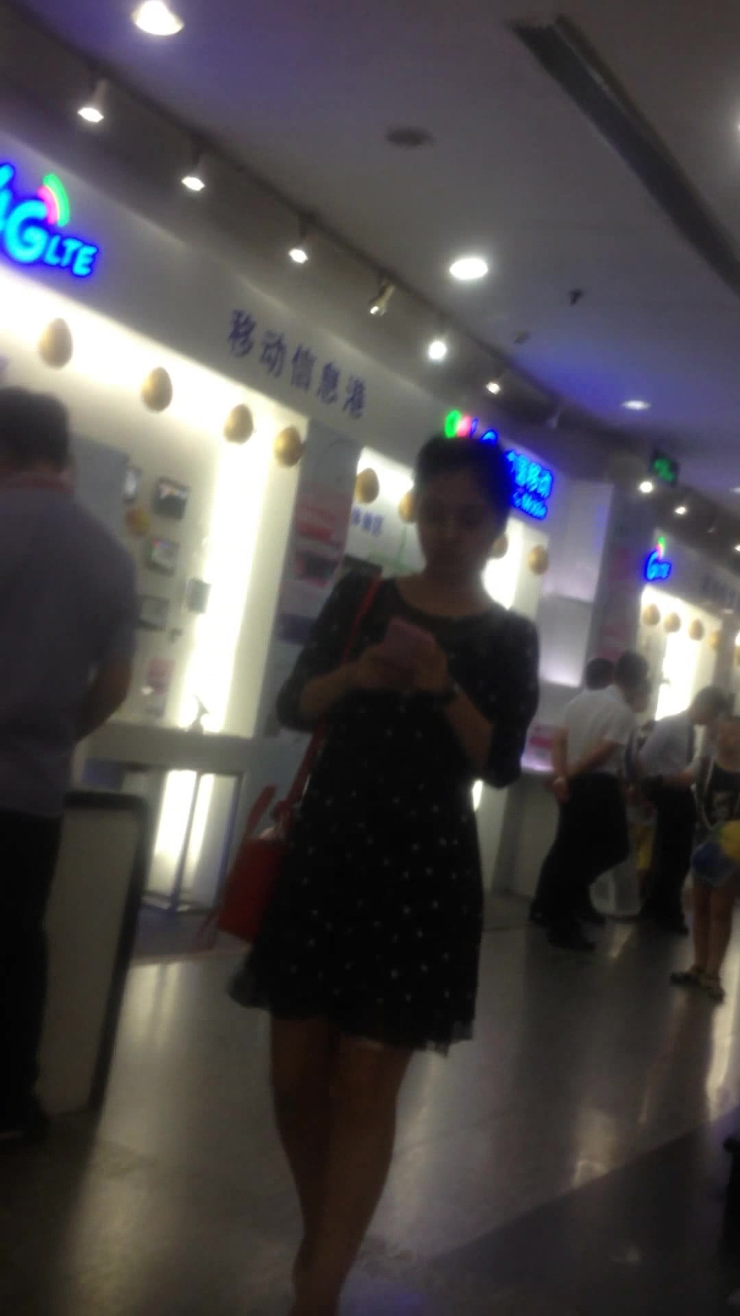 偷拍抄底在书城里晃來晃去的黑紗裙白丁字内超美女