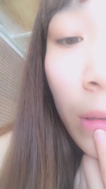 大胸学妹趁着宿舍没有其它人玩直播逼逼随便揉几下就出淫水了