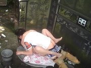 20块钱古墓嫖妓心慌慌小姐貌似开干前拿了一些冥币在台前拜拜