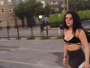 火爆流传欧美社交网站的两美女不穿内裤街头撕逼大站