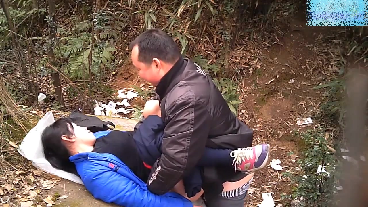 胖哥和野鸡在上山的道上野战表现不错被奖励了一个桔子