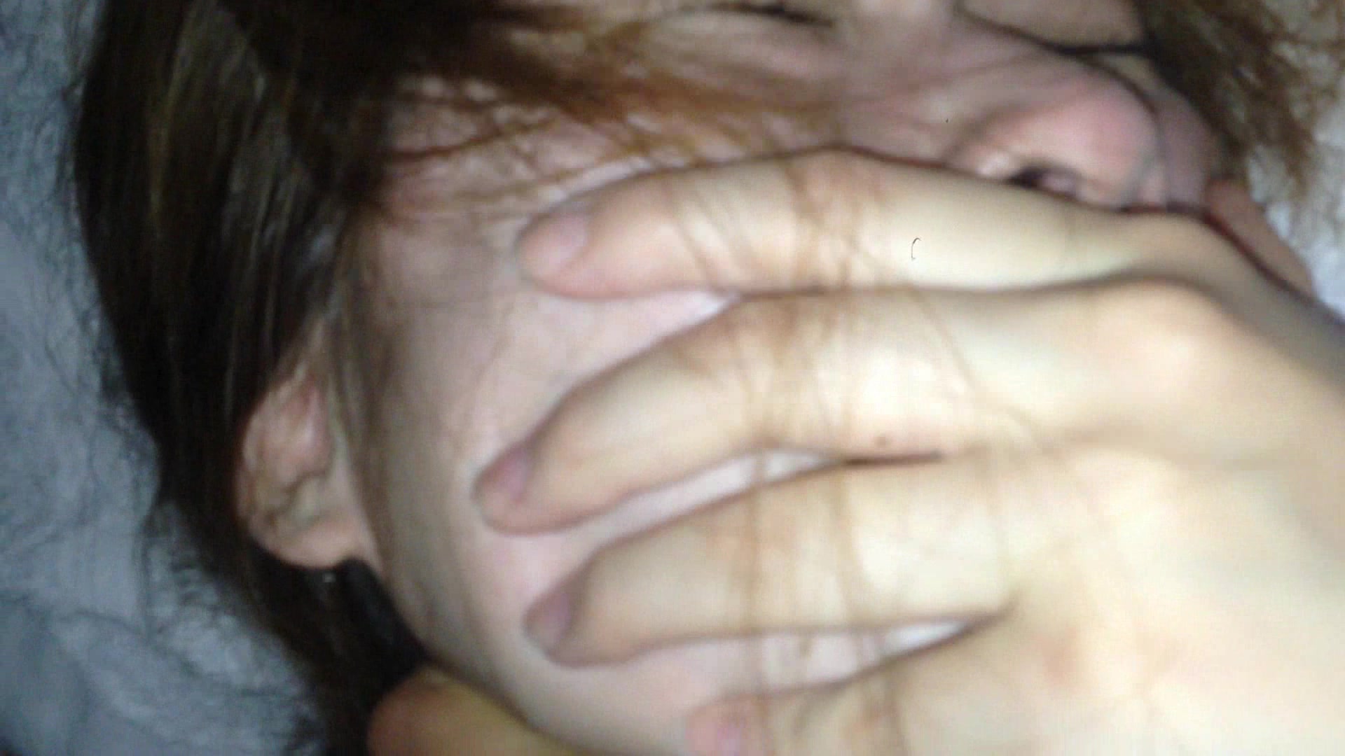 独自租屋MM一边哭着一边被陌生男子掐着脖子狂操