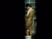 暗藏高清针孔偷拍设备潜入大学生浴室偷拍