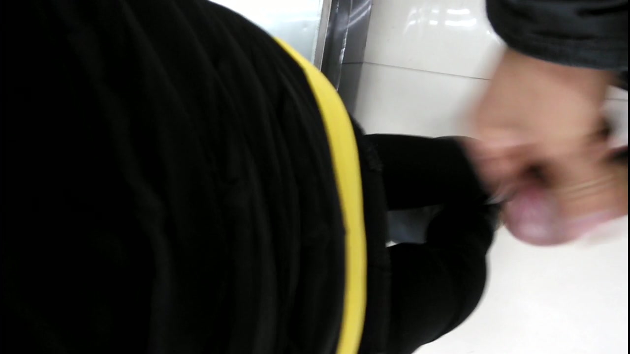 神人!小超市完美喷射玩手机的漂亮美眉 撸的衣服鞋子到处都是