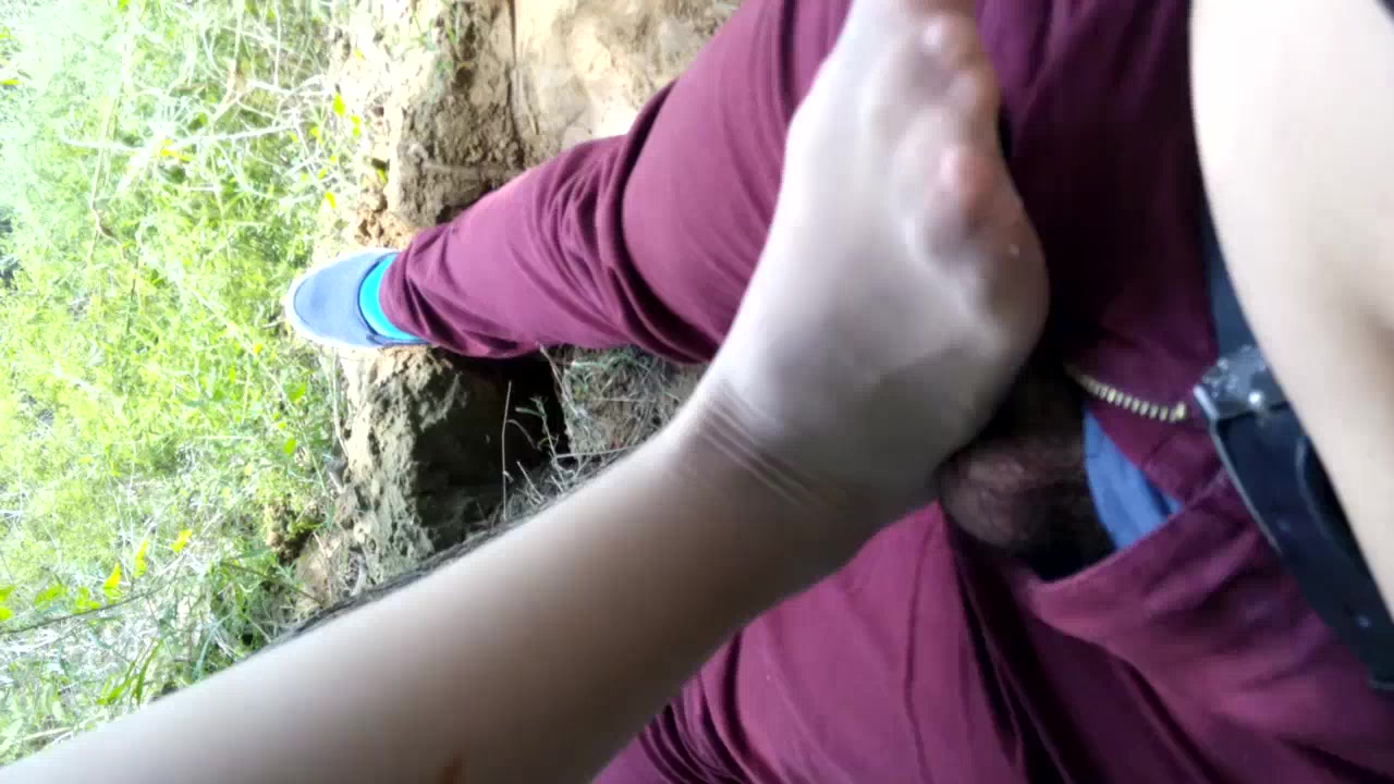 大屌哥200块雇个小姐穿着肉丝在小树林打足交对白有趣