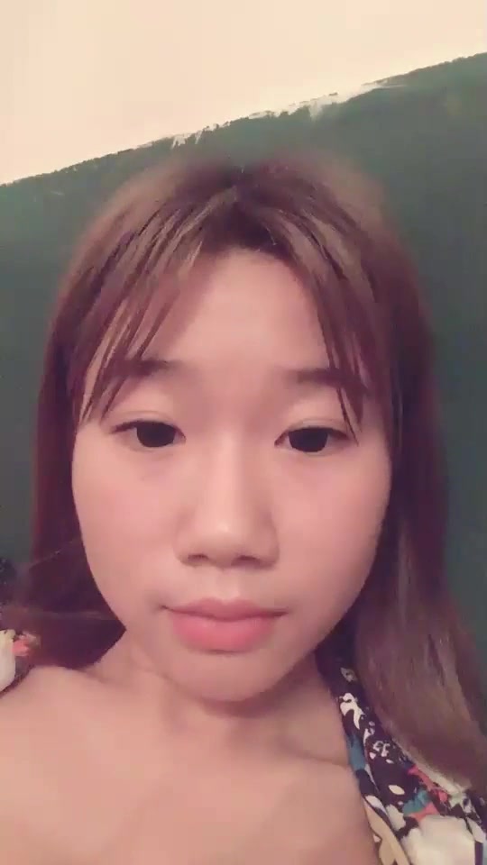 露脸大奶妹子家中隔空与狼友裸聊 妈妈突然进来指责 妹子非常淡定若无其事继续卖萌