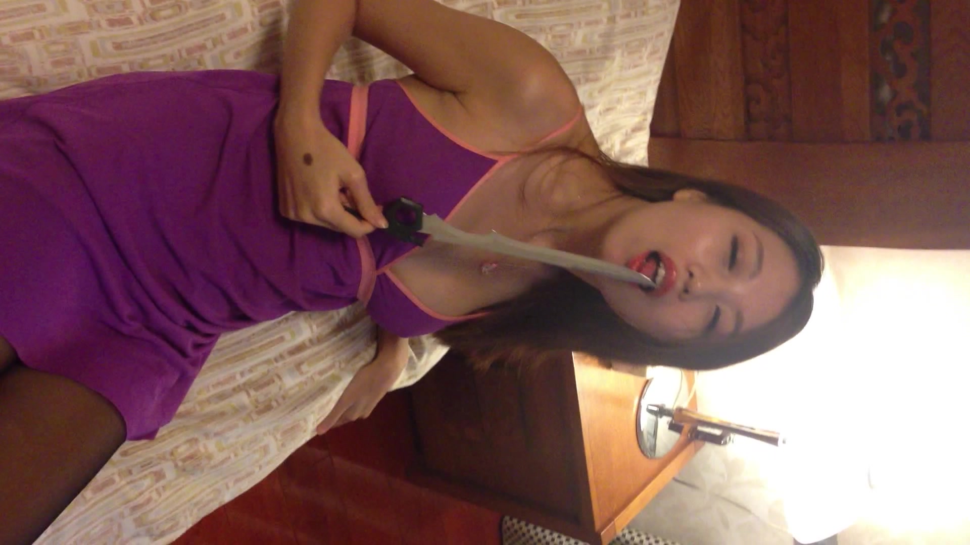 御姐很哀伤之紫色睡衣黑丝诱惑