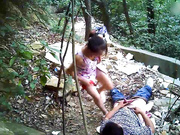 颜值还不错的连衣裙小姐，在这么恶劣的环境下居然玩了几个经典的招式，几十块花的太值了