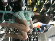 商业街买鞋子的妹子张开双腿试鞋子 门户大开 双腿间的春色美不胜收