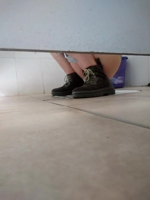 感觉被发现了.妹子低头确认