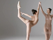 极品双胞胎芭蕾舞演员姐妹玩起了裸体表演秀 真是大饱眼福