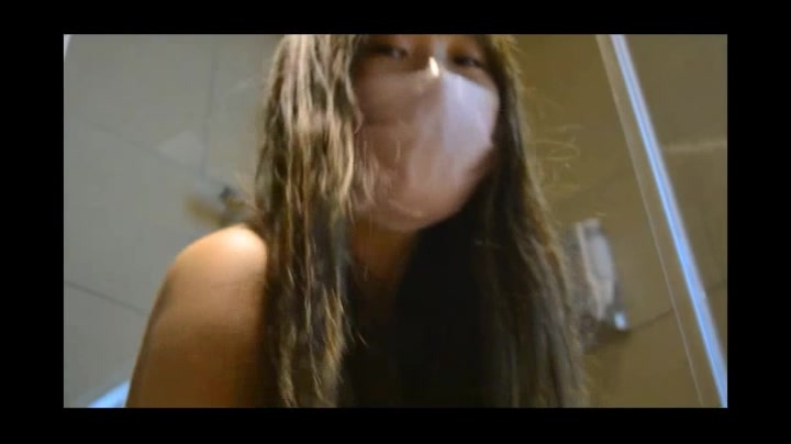 浴室里玩棒棒自慰屁眼，同时还讲解感受，爽爆了。