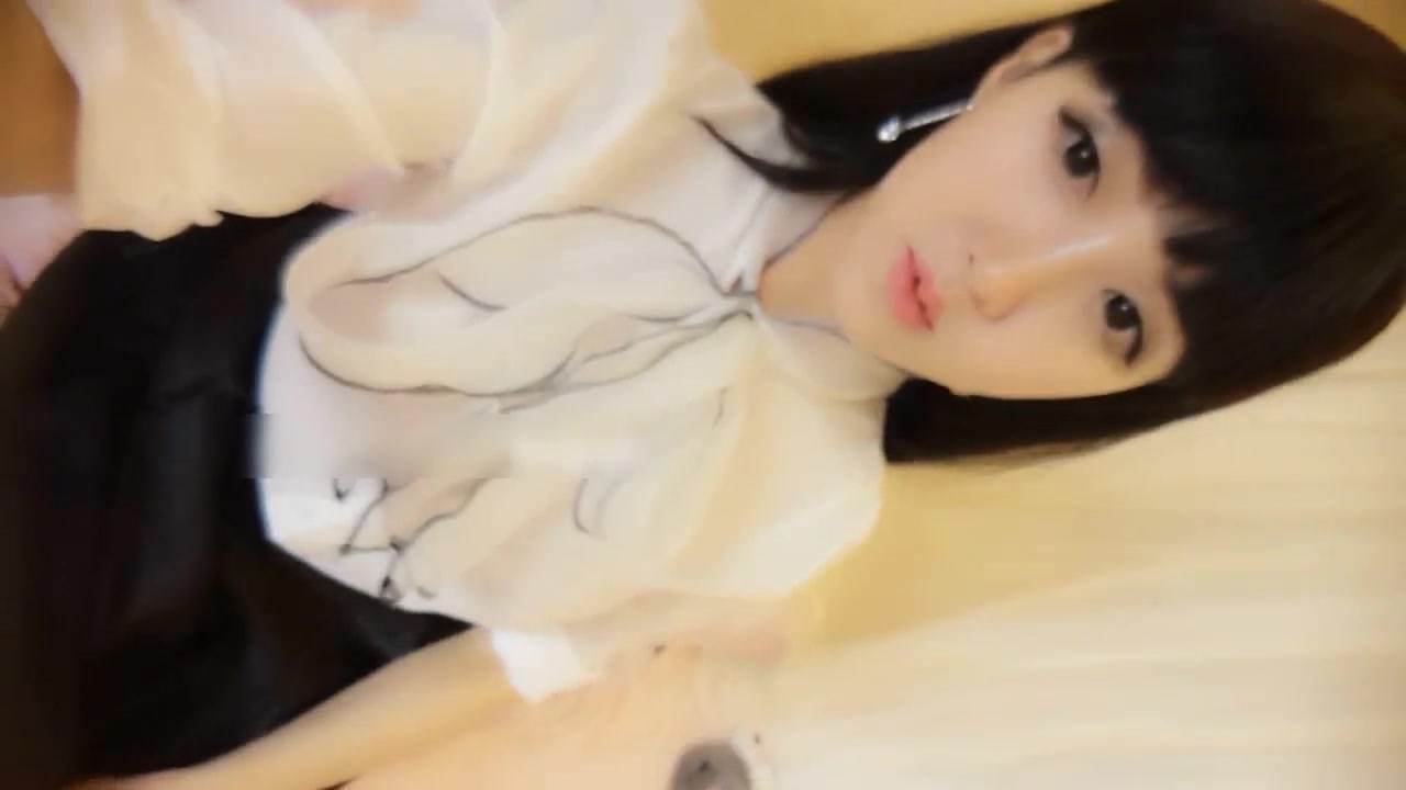 近距离展示湿润的粉嫩美穴和包皮小帅哥互舔对方性器官