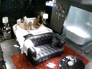 主题酒店豪华套房一边看电影一边和女友啪啪，屌到这骚货尖叫