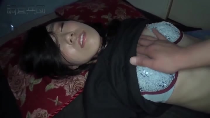 把漂亮大學生女網友騙到出租屋迷倒慢慢玩