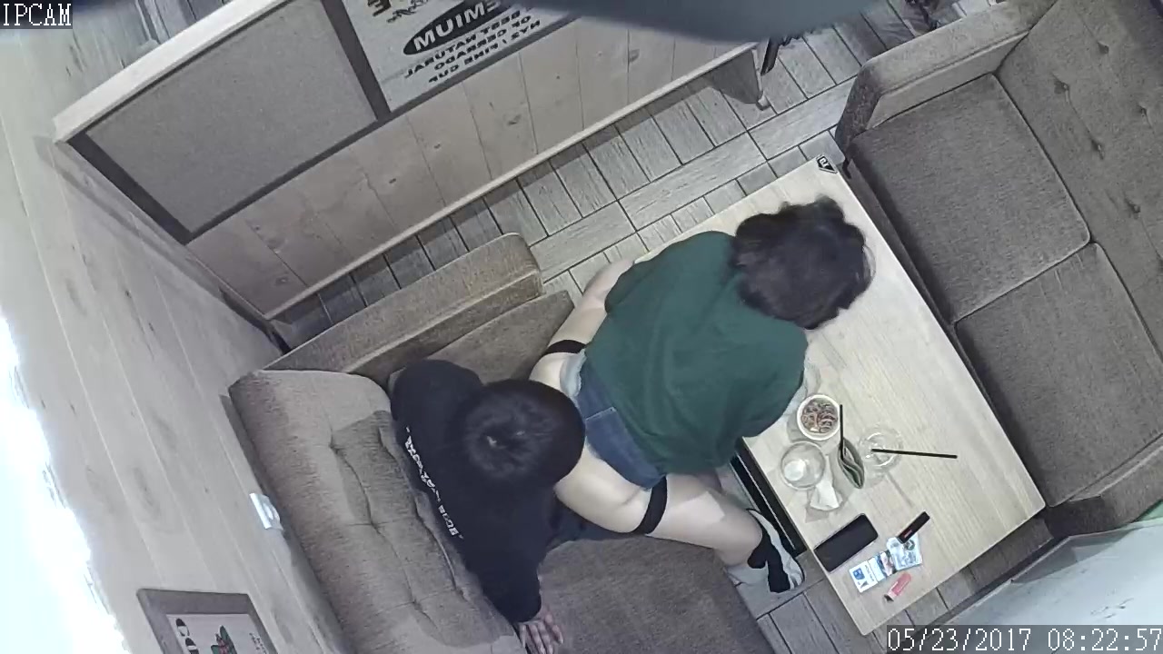 被黑客破解了茶餐厅摄像头欣赏一对饥渴学生情侣沙发上操逼