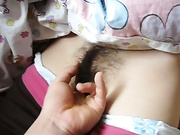 手指抠熟睡妹子的嫩逼，插菊花，再撸管射他一脸