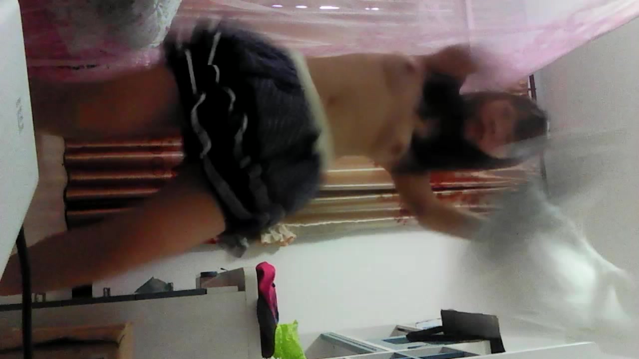 艺校里很有人气的跳脱衣舞狂人妹子自家闺房再跳一首嗨曲这小腰小屁股给你摇的真专业