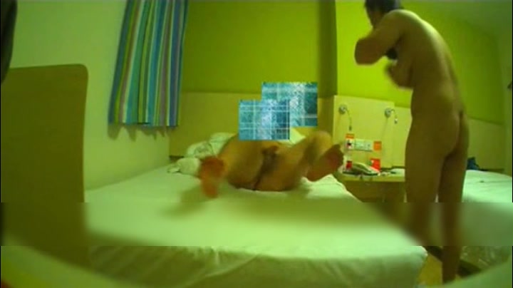 酒店约战丰满炮友，激情一晚连续无套爆操，高潮迭起，爆乳操得摇来晃去，不让内射射嘴里