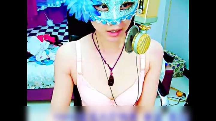 女神主播寂寞自慰，套套和整只手臂塞屄里抽插，高潮淫水泛滥