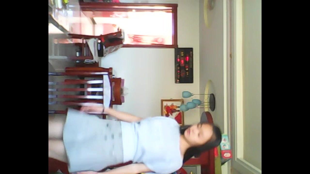 天然大奶艺校漂亮高挑长发美女自家客厅慢慢脱衣走秀 不多说了 秒懂下吧