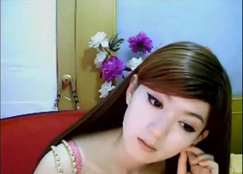 网红脸蛋女神球霸姐密码房和屌丝们互动蝴蝶逼里面还是挺粉的