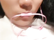 3指气质女白领吃肯德基脱光光，按摩嫩穴淫水流出