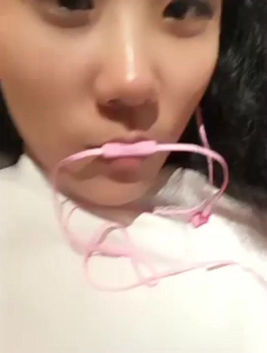 3指气质女白领吃肯德基脱光光，按摩嫩穴淫水流出