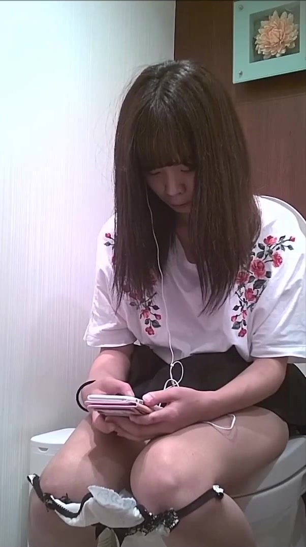 公共卫生间偷拍如厕噓噓的美眉，各种逼逼尽收眼底