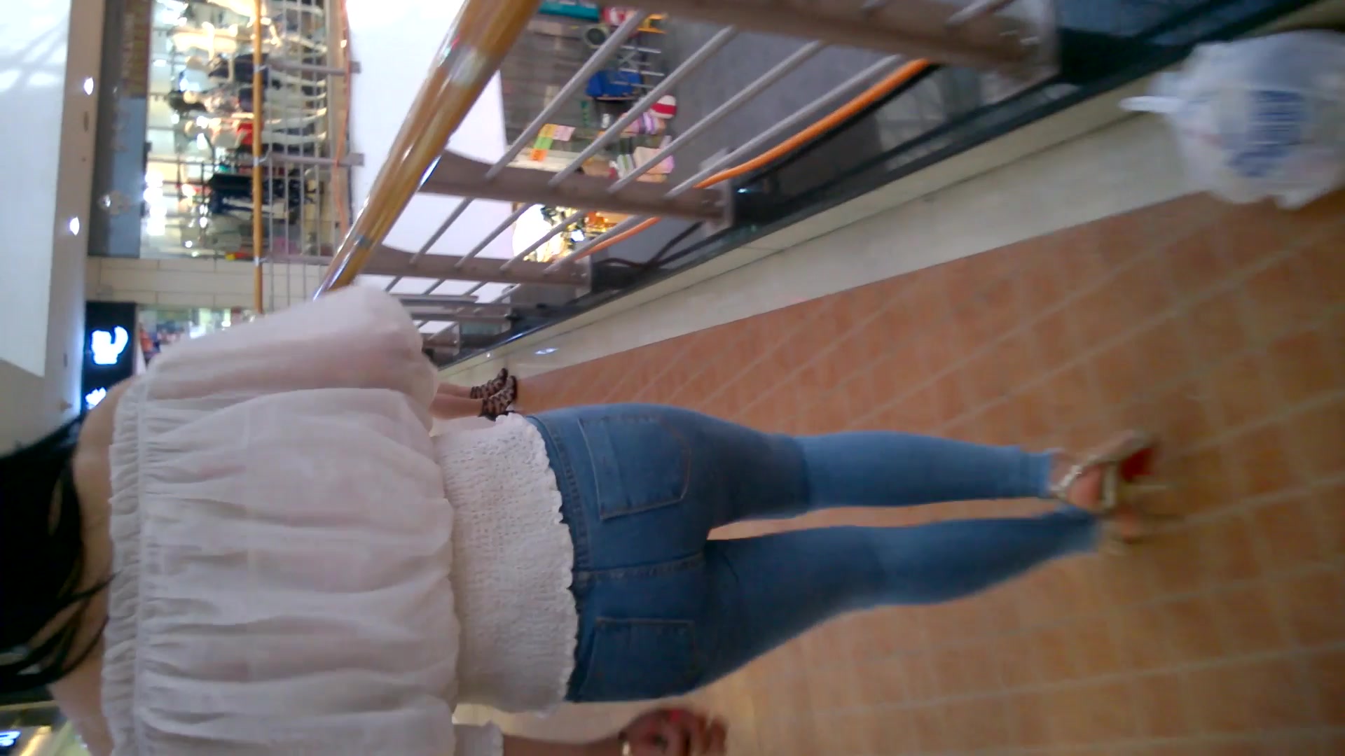 婚纱影楼偷拍大屁股美女化妆师上厕所