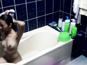 女友的闺蜜来借宿假借上厕所偷偷调试好针孔摄像头偷拍她洗澡