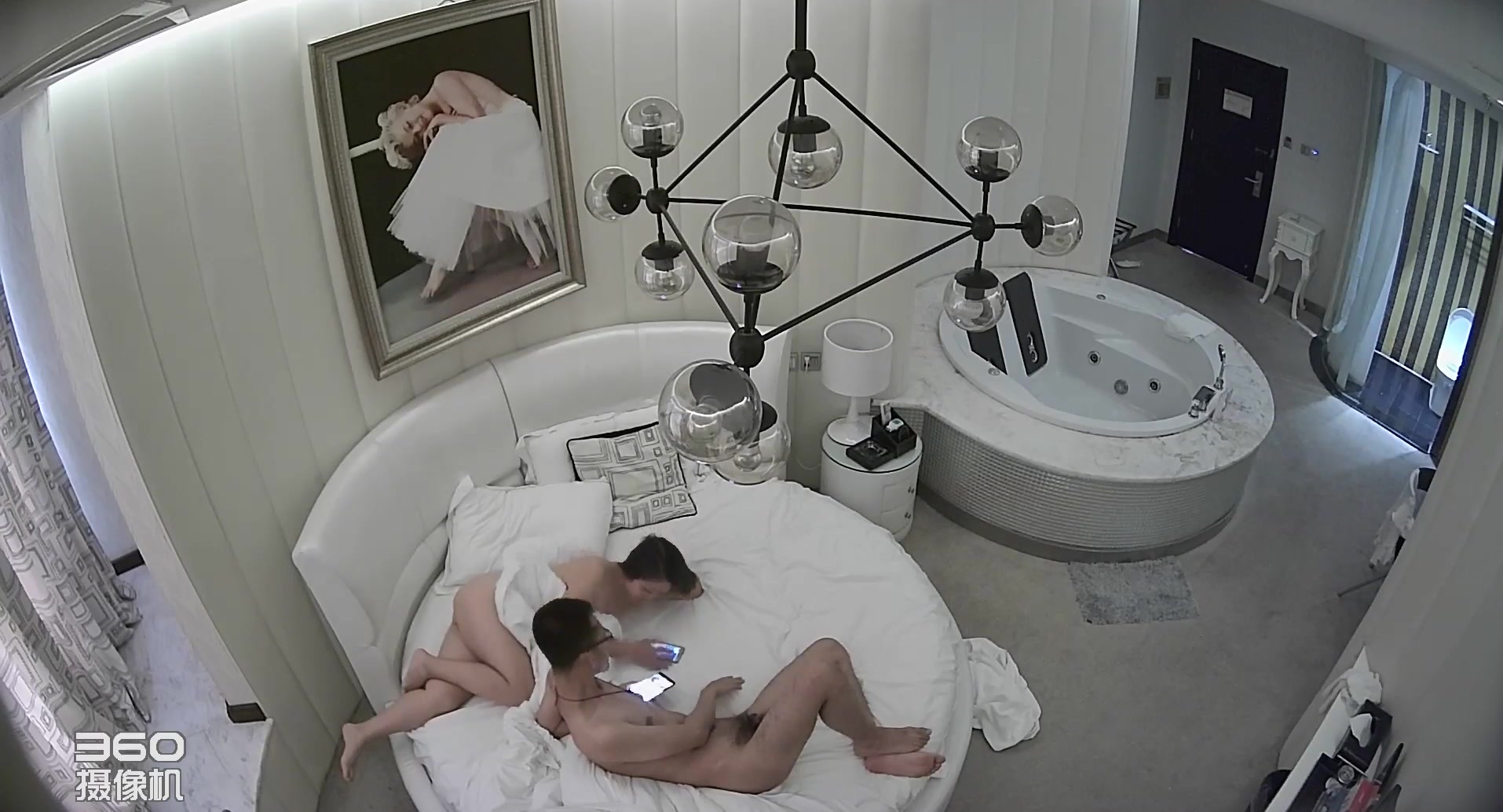 豪华套房偷拍学生情侣床上激情啪啪，缠绵暧昧，眼鏡哥快被榨干了