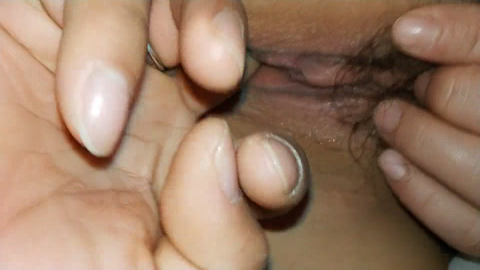 给女朋友抠逼，起先不让，后来很爽