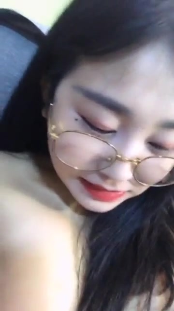 宅男打飞机福利网红巨乳主播蛇哥戴着金丝眼镜挺有文化范的剪完逼毛浴室自慰喷水