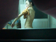 冒死偷窥大学生超清纯妹子 洗澡最后还是被发现了