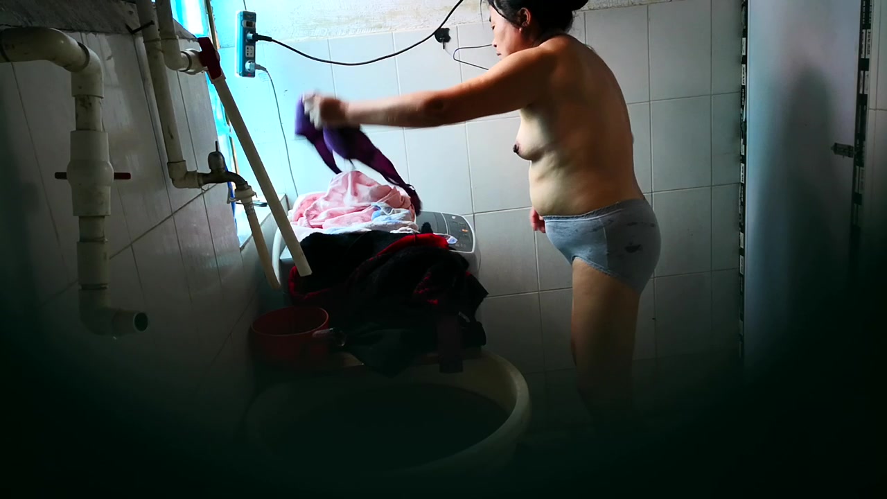 偷拍48岁岳母洗澡