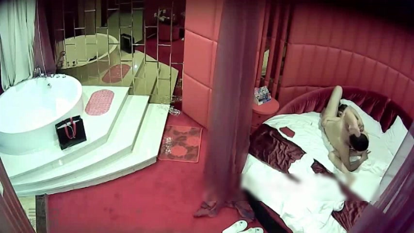 主题酒店偷拍-经验丰富的情侣床上花招真多各种姿势体验操逼,男的最后还想在水池里再干一次!