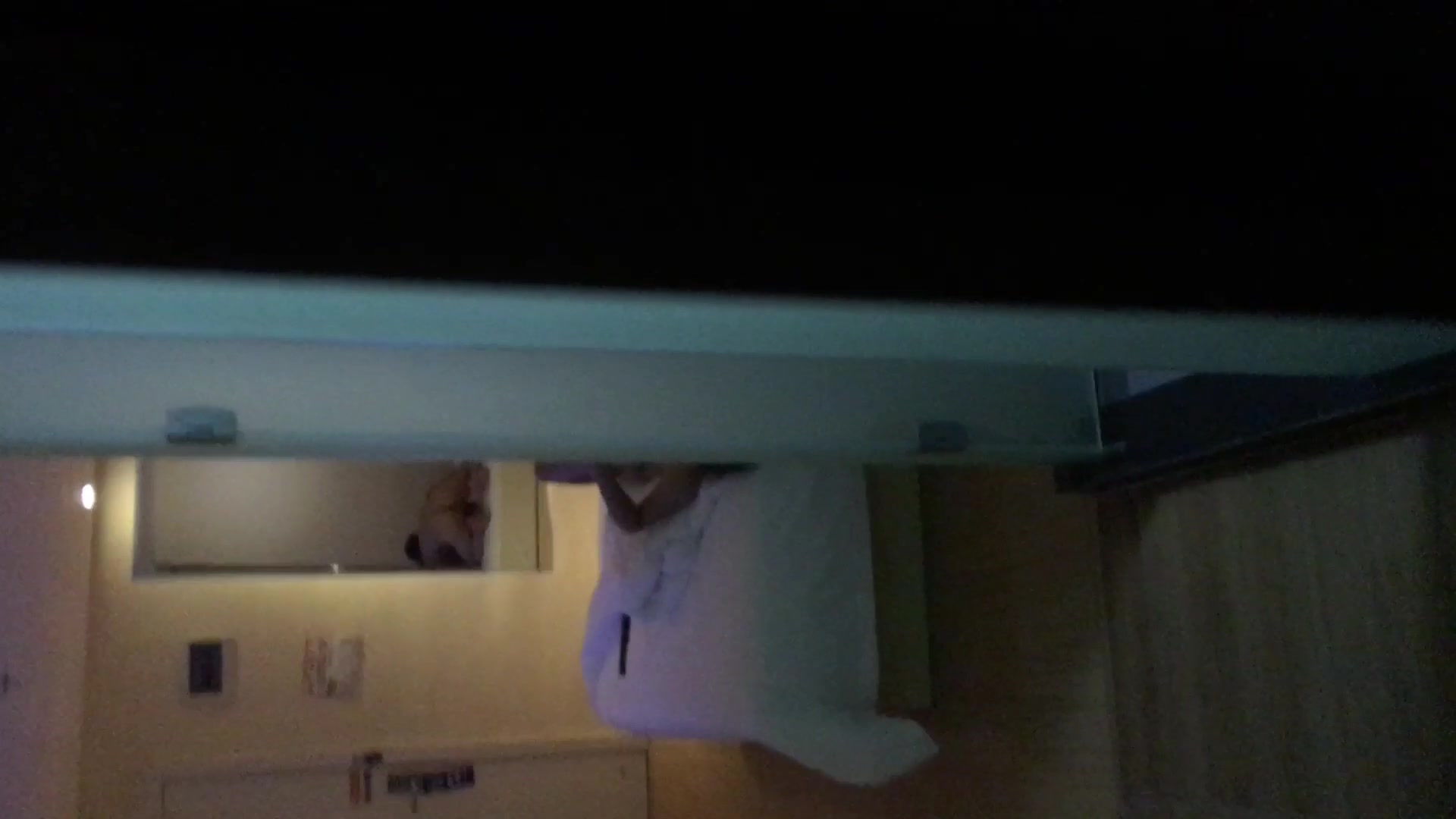 潜入七天连锁酒店偷拍开房的客人啪啪