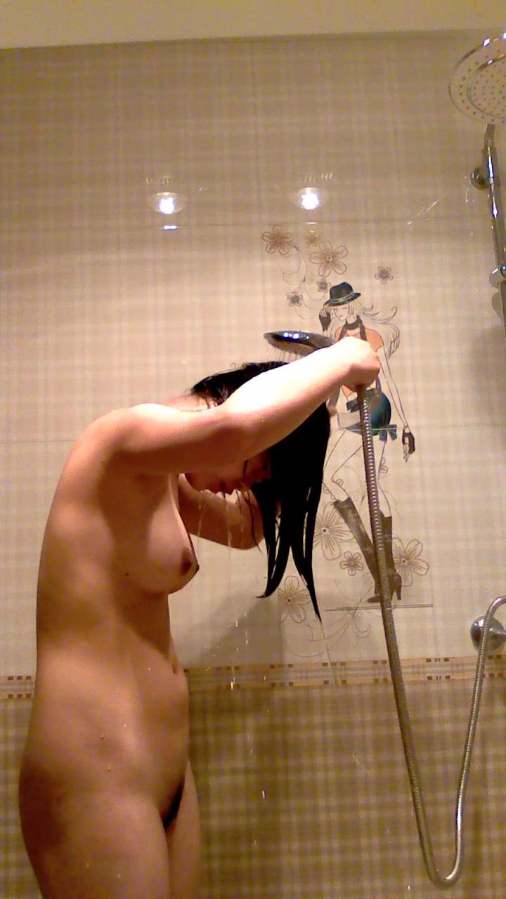 身材不错的女生洗澡自拍