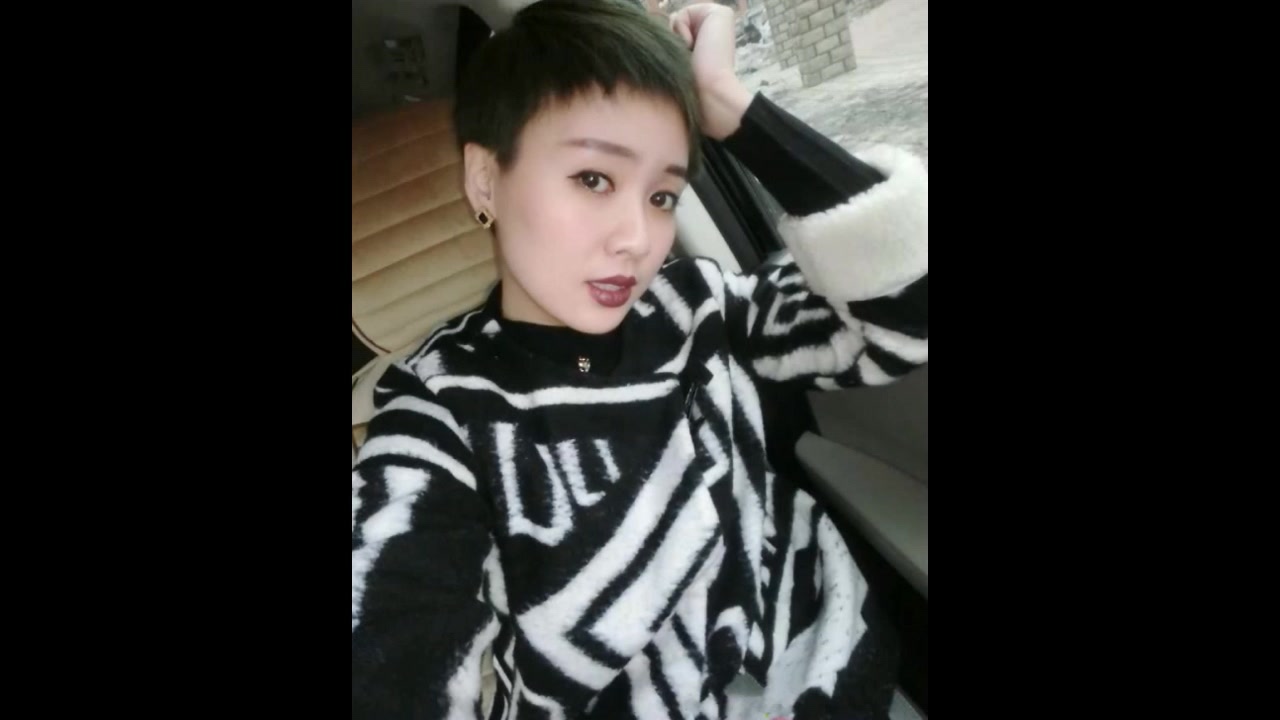 极品短发御姐和土豪去西藏旅游在火车卧铺玩自拍啪啪