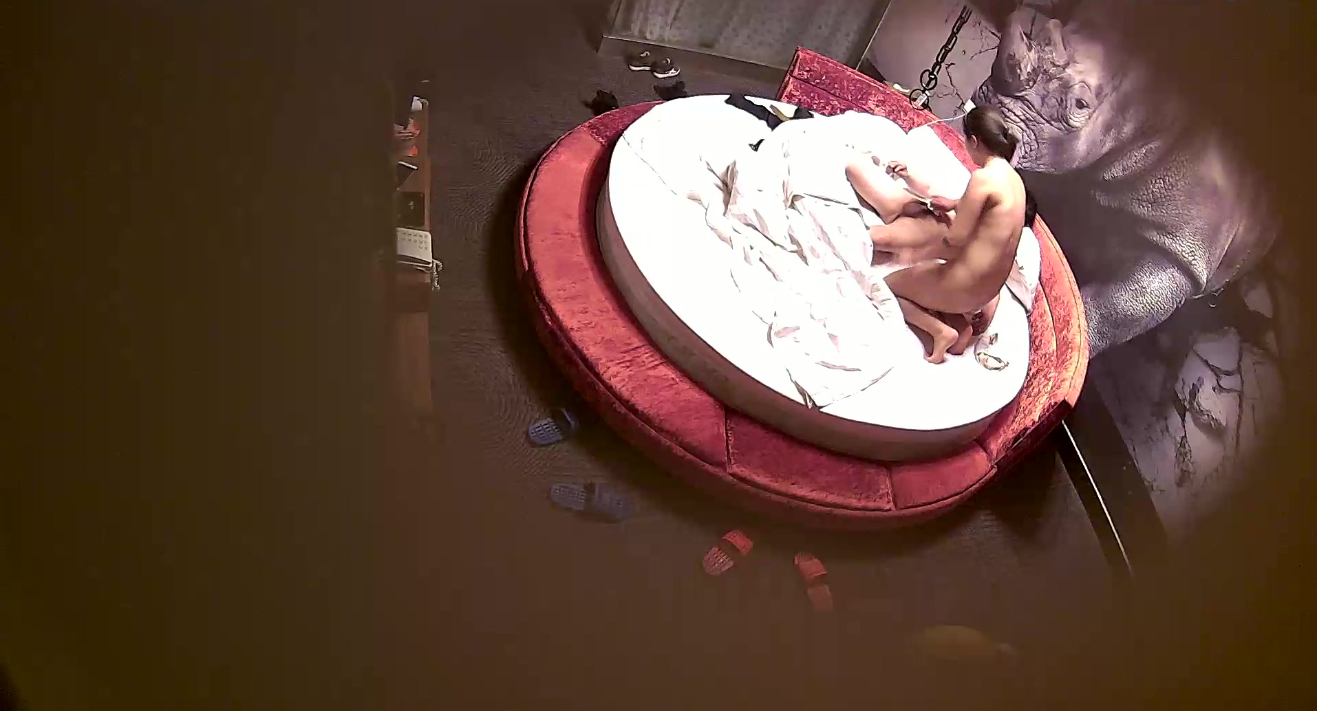 精品酒店大圆床偷拍中年事业男和少妇开房偷情搞完抽口烟