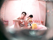 主题酒店娇小漂亮美女被男友来回爆操了5次,个子太高弯着腰还插不进去