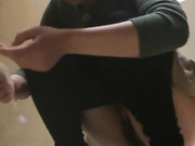 商场厕拍系列 妹子的胸圆润饱满，看起来真不错