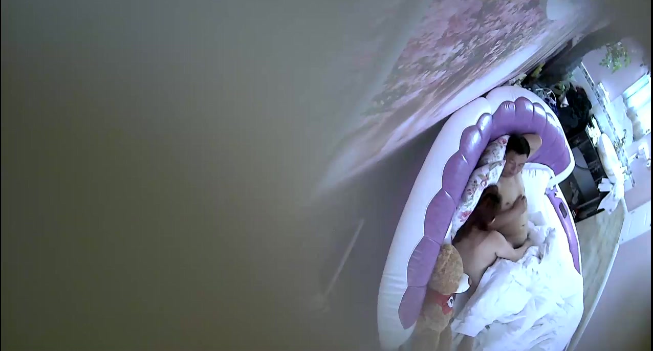 情趣酒店大圆床偷拍丰满骚女和两个相好约炮走了一个吃完饭又来一个