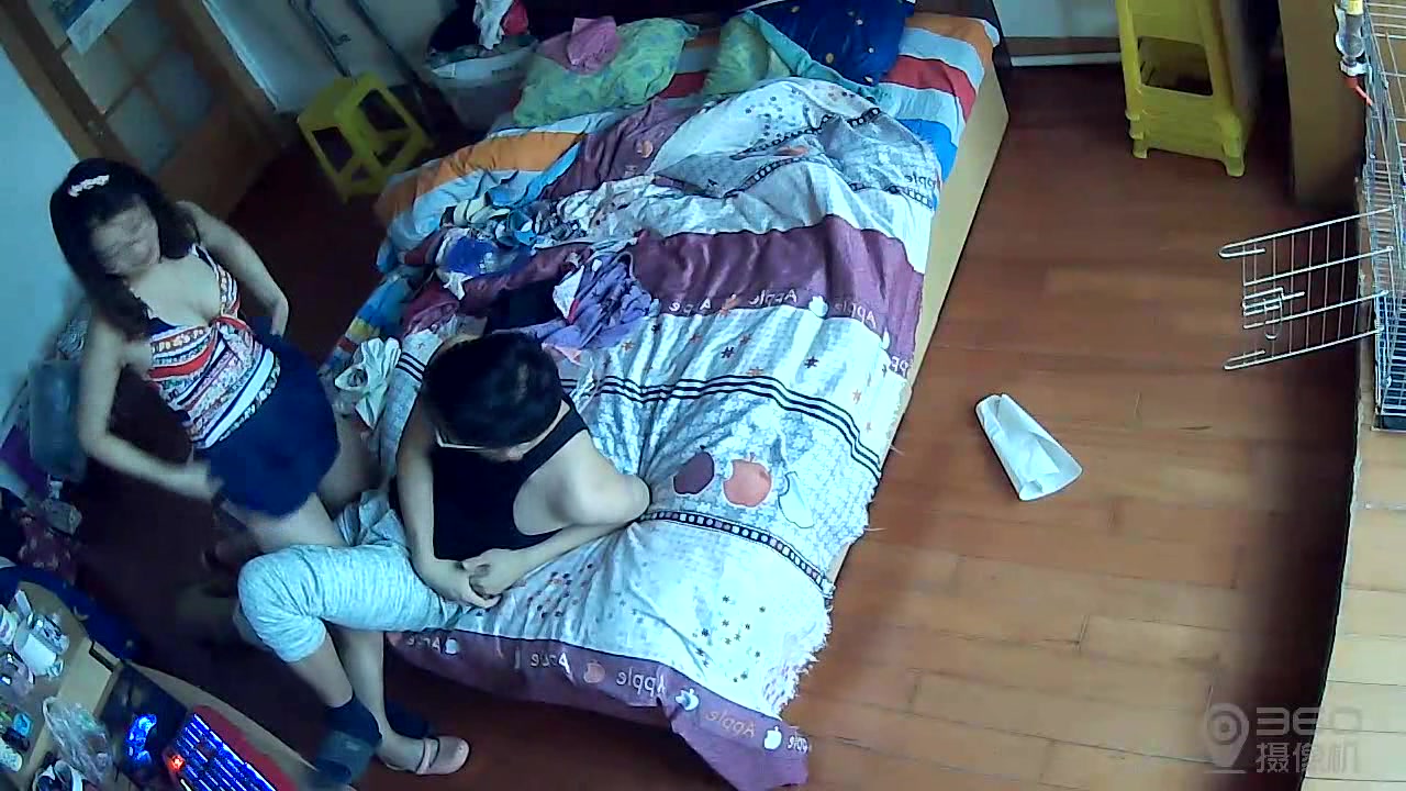 恩爱小情侣蜗居出租房装摄像头看管宠物,想不到女主人脱裤子脱胸罩也被录下